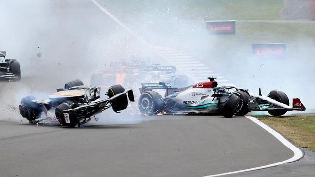 Insiden horor terjadi saat start balapan F1 GP Inggris 2022 dengan mobil pembalap Alfa Romeo Zhou Guanyu terbalik dan terseret sampai menabrak pagar pembatas.