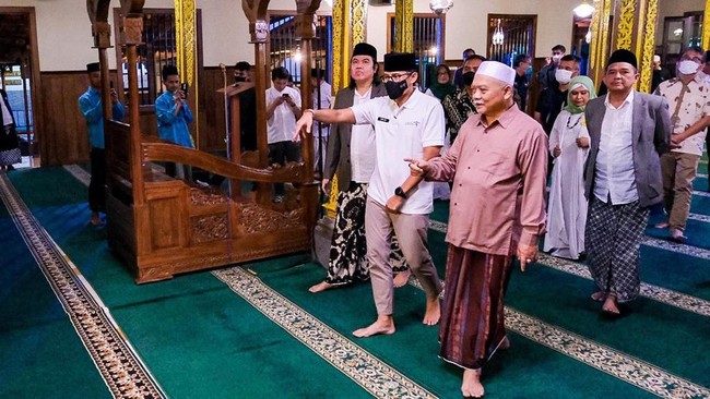 Saat berziarah ke makam Mbah Kyai Walik di Kabupaten Wonosobo, Menparekraf Sandiaga Uno menilai wisata sejarah itu sebagai potensi yang luar biasa.