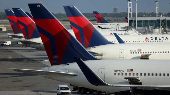 Sebuah pesawat Delta Air Lines harus kembali ke Bandara Schipol Amsterdam, Belanda, setelah insiden belatung menimpa penumpang dari atas.