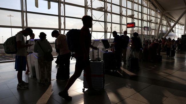 Petugas Bandara Internasional JFK, New York, AS, curiga karena kursi roda tidak bisa berbelok, ketika diperiksa ternyata ada kokain dalam jumlah besar. 