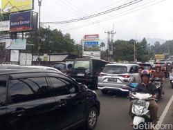 Puncak Macet, Polisi Terapkan One Way di Sejumlah Titik