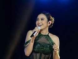 7 Potret Mahalini Pakai Baju Transparan Saat Nyanyi Indonesia Raya