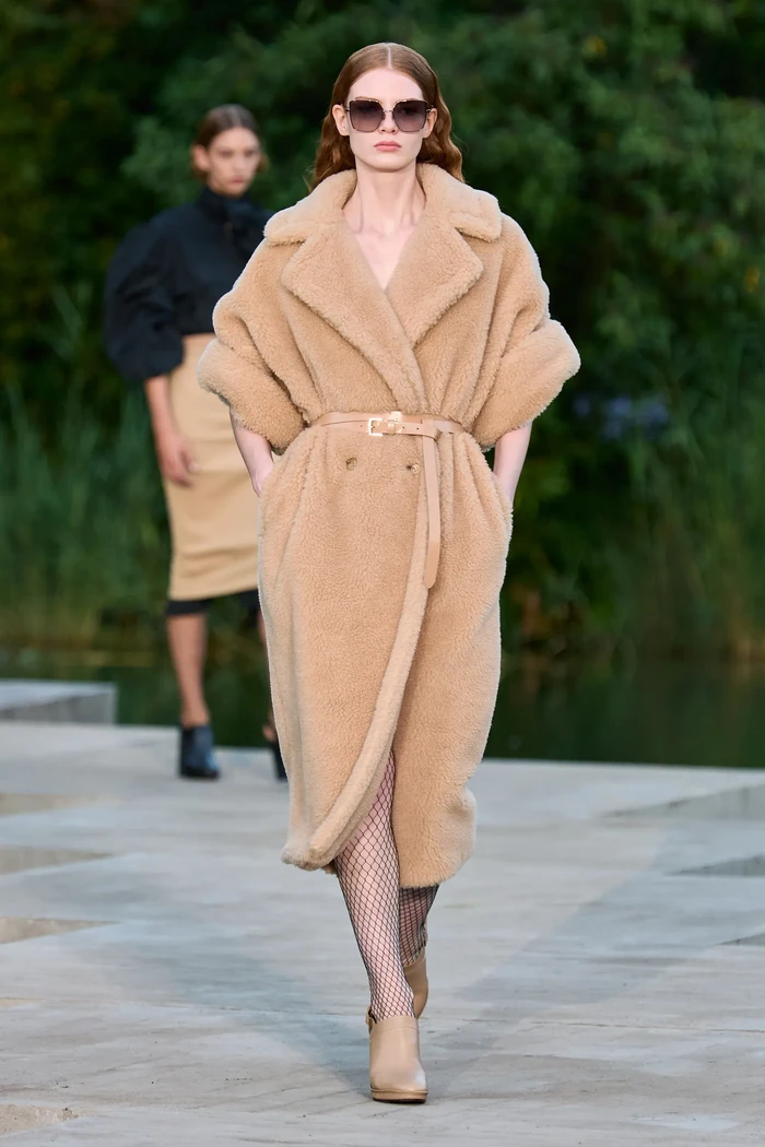 Berdiri sejak 1951, Max Mara terkenal lewat kreasi coat warna beige yang dikenal dengan nama Teddy Coat. Pada peragaan koleksi Resort 2023, mantel ikonis tersebut hadir dalam versi lengan pendek. Foto: Courtesy of Max Mara
