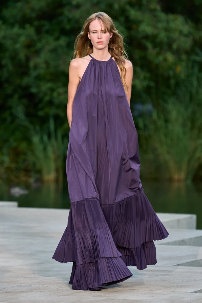 Gaun panjang yang dihadirkannya dalam berbagai warna seperti orange dan ungu, terlihat effortless, elegan, dan versatile. Cocok untuk dipakai berpelesir menikmati liburan di siang hari atau formal pada acara malam.Foto: Courtesy of Max Mara