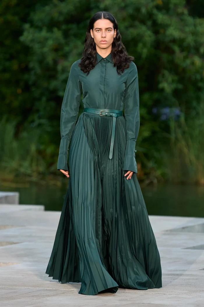 Ragam potongan dieksplorasi untuk gaun panjang lipit oleh Ian Griffiths selaku creative director. Dari mulai strapless dan halter yang seksi hingga lengan panjang yang chic. Foto: Courtesy of Max Mara