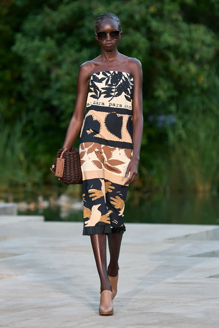 Lewat pilihan warna yang kalem membuat kombinasi corak yang ramai juga dapat terlihat klasik. Foto: Courtesy of Max Mara
