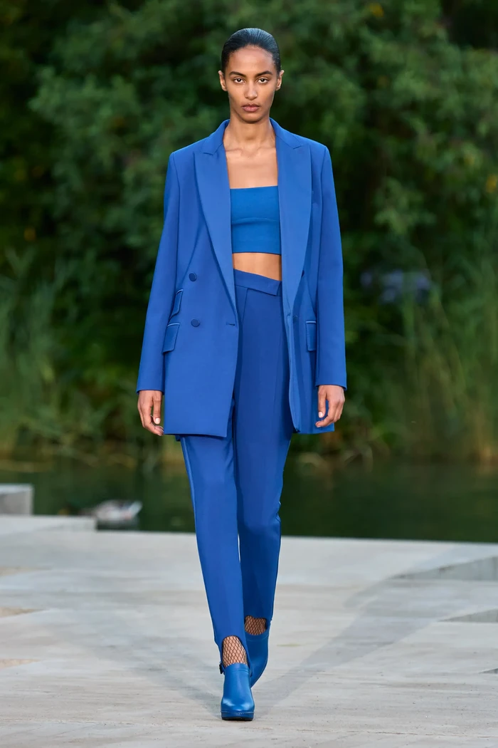 Turut hadir kreasi busana sehari-hari seperti setelan jas yang dikenakan bersama tube top dan legging. Foto: Courtesy of Max Mara