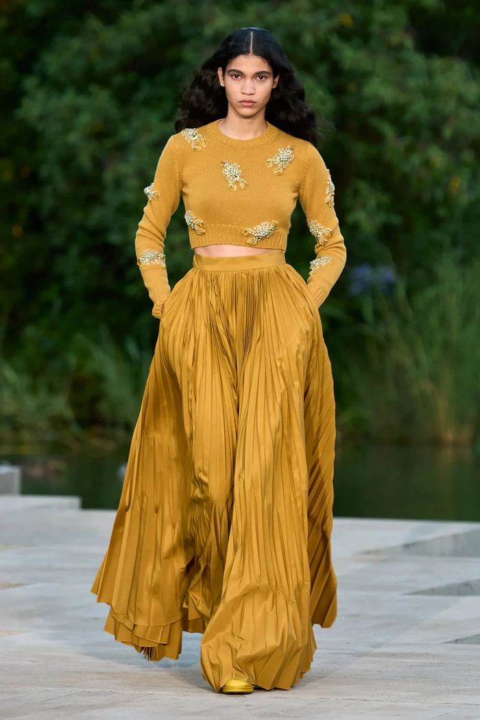 Kombinasi sweater dan rok panjang sebagai alternatif maxi dress. Foto: Courtesy of Max Mara