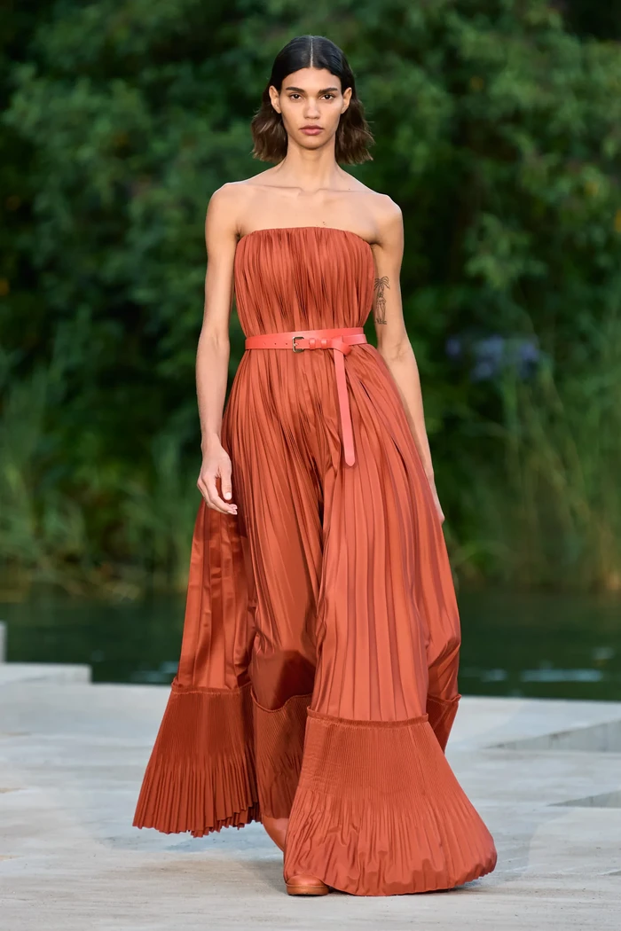 Busana untuk musim resort 2023 yang merupakan peralihan dari musim dingin ke semi, selalu menawarkan nuansa gaya liburan. Max Mara menghadirkan koleksi bergaya chic dan klasik lewat detail lipit seperti pada gaun berikut. Foto: Courtesy of Max Mara