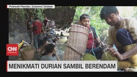 VIDEO: Menikmati Durian Sambil Berendam