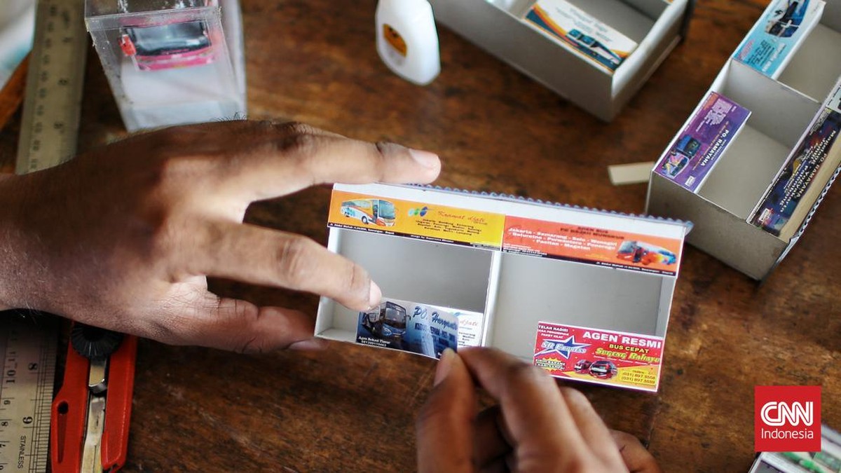 FOTO: Miniatur Bus dan Warung Kelontong dari Kertas Daur Ulang
