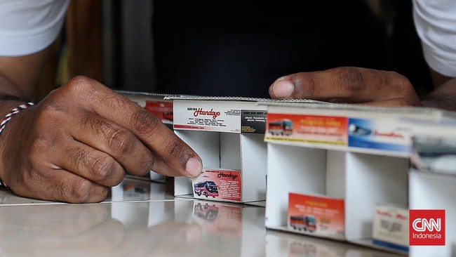 FOTO: Miniatur Bus dan Warung Kelontong dari Kertas Daur Ulang
