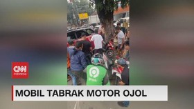 VIDEO: Mobil Tabrak Motor Ojol