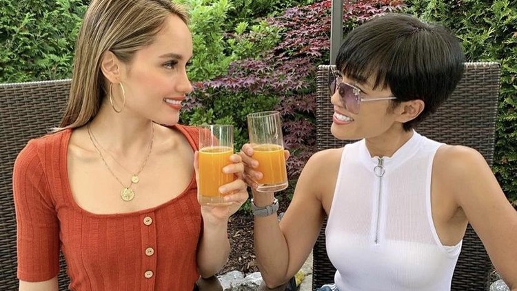 Momen cantik Cinta Laura makan