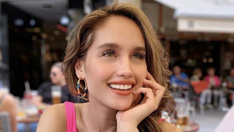 Momen cantik Cinta Laura makan