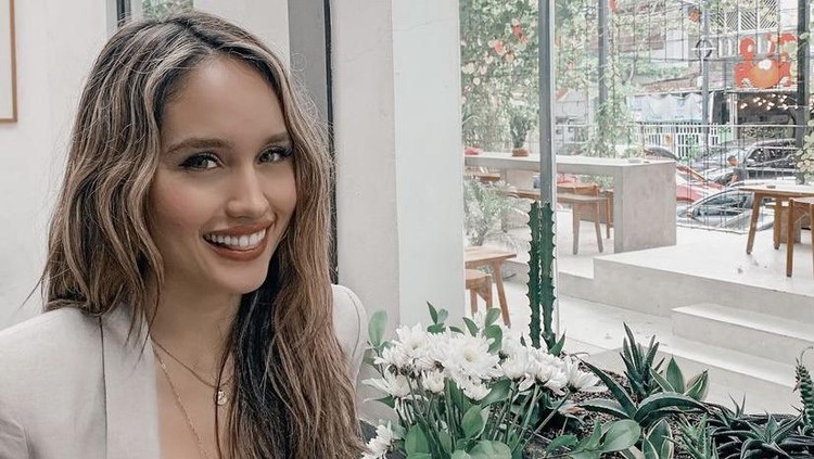 Momen cantik Cinta Laura makan
