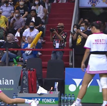 7 Potret Seru Pertandingan Tepok Bulu Erika-Hesti vs Raisa-Anya