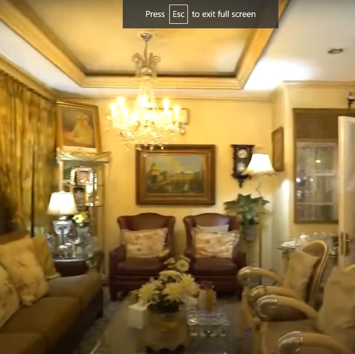 <p>Puput yang pernah dijuluki 'Bayi Ajaib' ini tinggal di rumah mewah yang dekorasinya klasik dan didominasi warna emas. (Foto: YouTube TRANS7 OFFICIAL)</p>