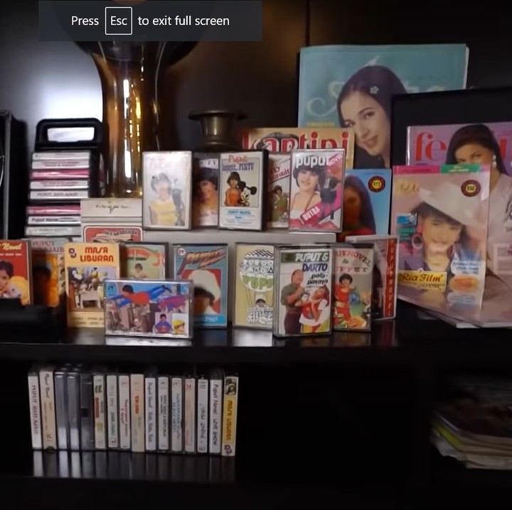 <p>Wanita 47 tahun ini menyediakan tempat khusus untuk menyimpan karya-karya seninya sejak terjun ke dunia hiburan tahun 70an. (Foto: YouTube TRANS7 OFFICIAL)</p>