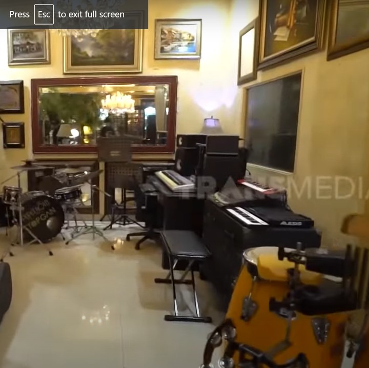 <p>Meski sudah jarang tampil di layar kaca, Puput Novel masih tetap berkarya dan latihan musik. Di dalam rumahnya, dia membangun ruang musik yang dipenuhi oleh instrumen. (Foto: YouTube TRANS7 OFFICIAL)</p>