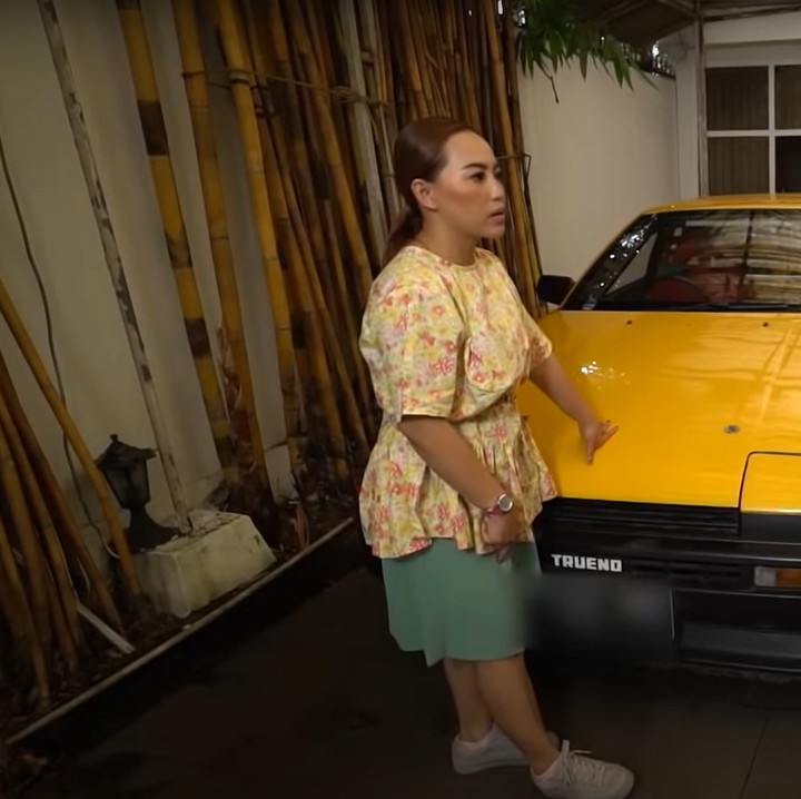 <p>Tak cuma furnitur yang klasik, Puput Novel juga mengoleksi mobil antik lho. Mobil-mobil ini diletakkan di garasi rumahnya. (Foto: YouTube TRANS7 OFFICIAL)</p>