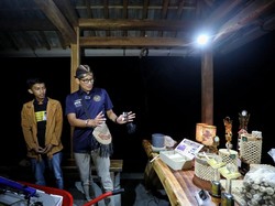 Sandiaga Beri Bantuan ke Perajin Limbah Jagung di Kulon Progo