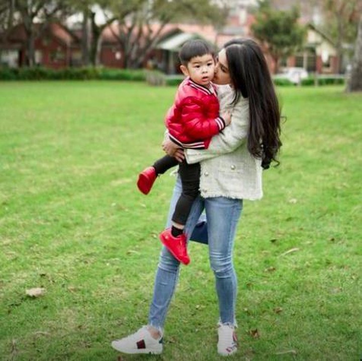 <p>Kalau anak bungsunya nempel terus dengan ibunda, Sandra Dewi nih. (Foto: Instagram @sandradewi88)</p>