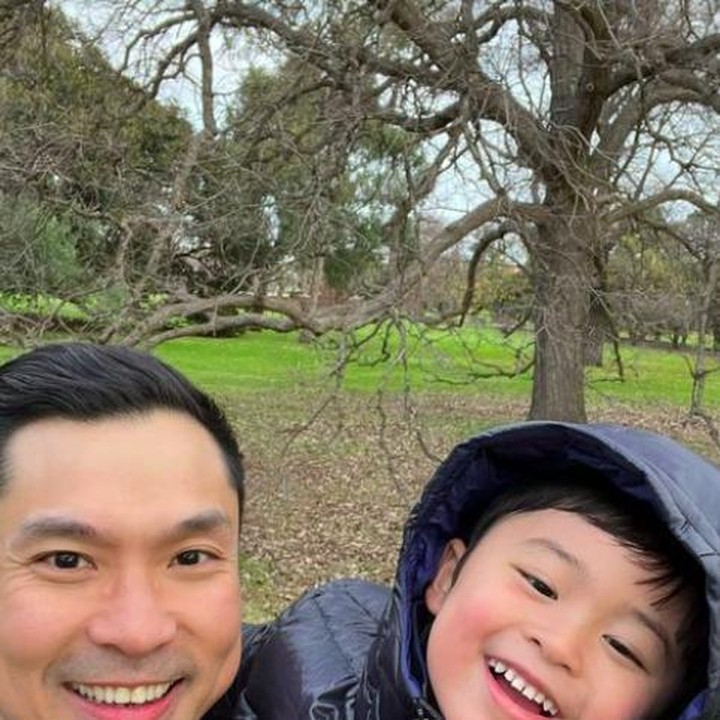 <p>Sandra Dewi dan Harvey juga tak ketinggalan untuk mengajak kedua anak mereka bermain di taman. (Foto: Instagram @sandradewi88)</p>