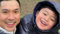 <p>Sandra Dewi dan Harvey juga tak ketinggalan untuk mengajak kedua anak mereka bermain di taman. (Foto: Instagram @sandradewi88)</p>