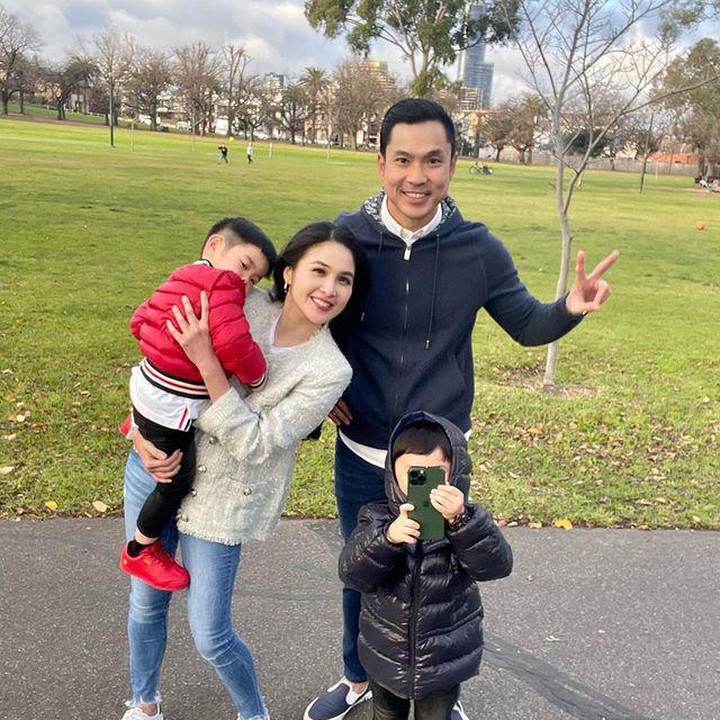 <p>Sandra Dewi kini sedang menikmati musim dingin di Melbourne, Australia. Ya, tak seperti kebanyakan negara empat musim di benua lainnya, musim dingin di Melbourne terjadi pada Juni hingga Agustus. (Foto: Instagram @sandradewi88)</p>