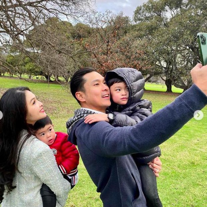 <p>Potret liburan mereka pun diunggah oleh Sandra Dewi di Instagram. Ia bersama suami dan kedua anaknya, Raphael dan Mikhael. (Foto: Instagram @sandradewi88)</p>