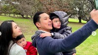<p>Potret liburan mereka pun diunggah oleh Sandra Dewi di Instagram. Ia bersama suami dan kedua anaknya, Raphael dan Mikhael. (Foto: Instagram @sandradewi88)</p>