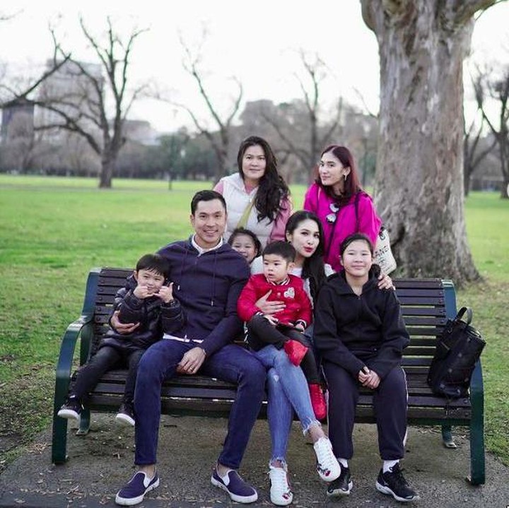 <p>Sandra Dewi dan Harvey tak cuma ajak anak-anak, tapi momen liburan kali ini juga berkumpul dengan keluarga besarnya. (Foto: Instagram @sandradewi88)</p>