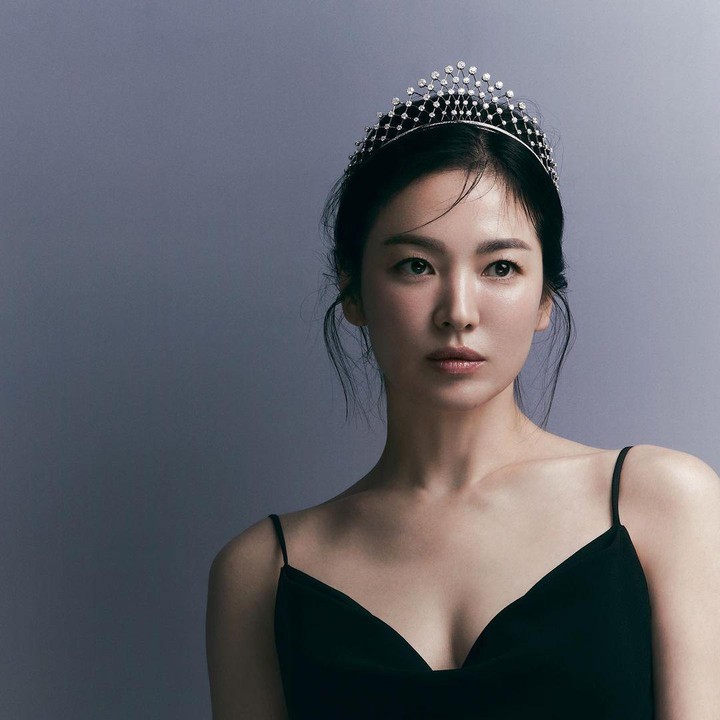 <p>Foto lain yang diunggahnya adalah saat pemotretan awal Maret lalu. Pemain drama Korea <em>Now, We Are Breaking Up</em> ini tampil anggun dengan perhiasan mahkota yang menawan. (Foto: Instagram @kyo1122)</p>