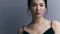 <p>Tak cuma tubuh yang langsing, wajah Song Hye Kyo juga masih terlihat <em>flawless</em> dan minim kerutan di usia 40 tahun. (Foto: Instagram @kyo1122)</p>