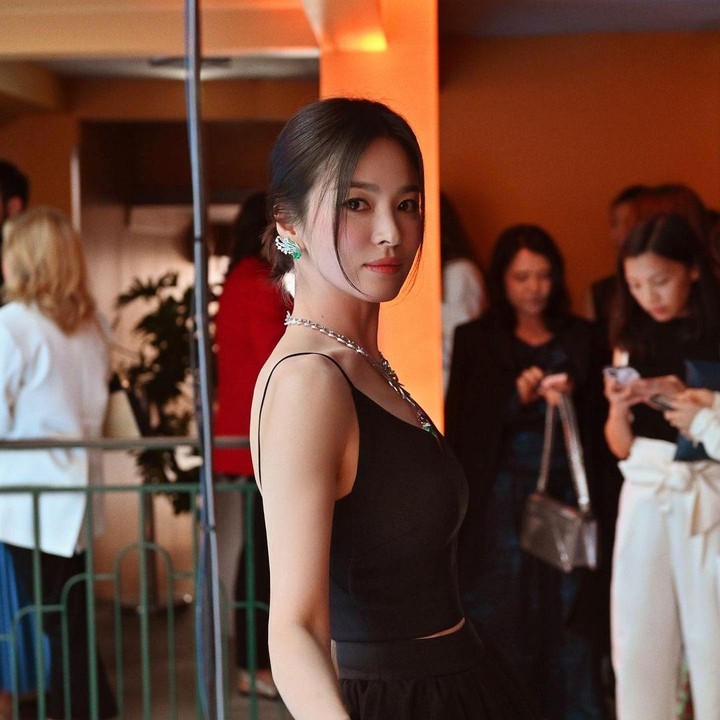 <p>Song Hye Kyo tampil <em>flawless</em> dan cantik mengenakan gaun hitam dipadu dengan perhiasan mewah. Potret ini dibagikannya di akun Instagram, Bunda. (Foto: Instagram @kyo1122) </p>
