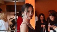 <p>Song Hye Kyo tampil <em>flawless</em> dan cantik mengenakan gaun hitam dipadu dengan perhiasan mewah. Potret ini dibagikannya di akun Instagram, Bunda. (Foto: Instagram @kyo1122) </p>