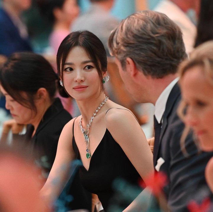 <p>Menginjak usia 40 tahun, Song Hye Kyo terlihat tetap awet muda, Bunda. Baru-baru ini, potretnya yang mengenakan gaun hitam menjadi sorotan publik.  (Foto: Instagram @kyo1122)</p>