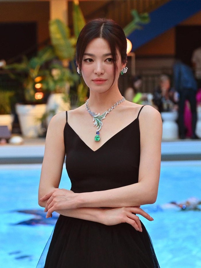 Saat menghadiri event brand Chaumet di Paris beberapa waktu lalu, Song Hye Kyo tampil memukau dalam balutan black dress dengan kerah berpotongan V. Meskipun model dress yang cukup sederhana, namun justru memancarkan kesan eksklusif dan 'mahal' dari sang aktris./ Foto: instagram.com/ellekorea