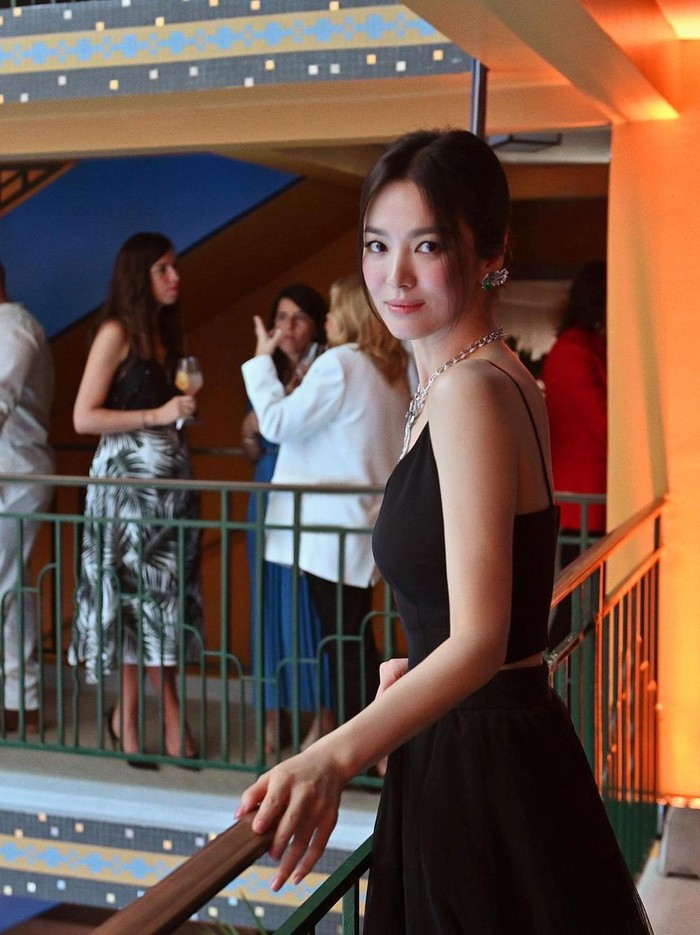 Dalam event Chaumet kali ini, Song Hye Kyo tampil memesona dalam balutan rok serta crop top berwarna hitam. Dengan gaya low bun hairstyle, sang aktris tampil kian memesona dan glowing./ Foto: instagram.com/kyo1122