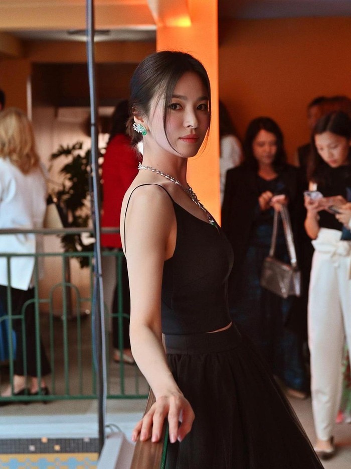 Tak ketinggalan, Song Hye Kyo juga mengenakan beberapa perhiasan dari brand mewah tersebut mulai dari anting hingga kalung yang terlihat berkilauan./ Foto: instagram.com/kyo1122