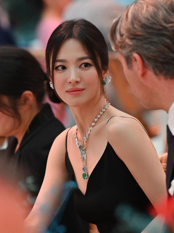 Chaumet sendiri merupakan brand perhiasan mewah asal Prancis. Sebelumnya, sang aktris memang sudah menjadi brand ambassador dari Chaumet untuk waktu yang cukup lama./ Foto: instagram.com/ellekorea