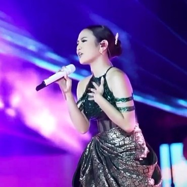 Mahalini Tuai Hujatan Usai Pakai Baju Seksi Nyanyikan 'Indonesia Raya'