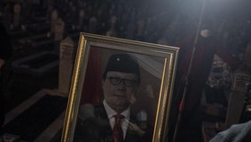 FOTO: Menteri Tjahjo Kumolo Wafat, Holywings Ditutup Massal