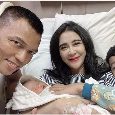 7 Potret Bahagia Uut Permatasari Lahirkan Anak Kedua, Nama & Paras Disorot