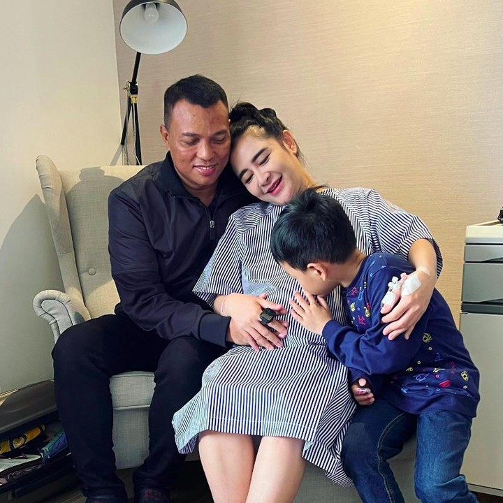 <p>Suami dan anak sulungnya pun setia mendampingi Uut Permatasari. Selamat untuk Uut atas kelahiran putra keduanya! (Foto: Instagram @uutpermatasari)</p>