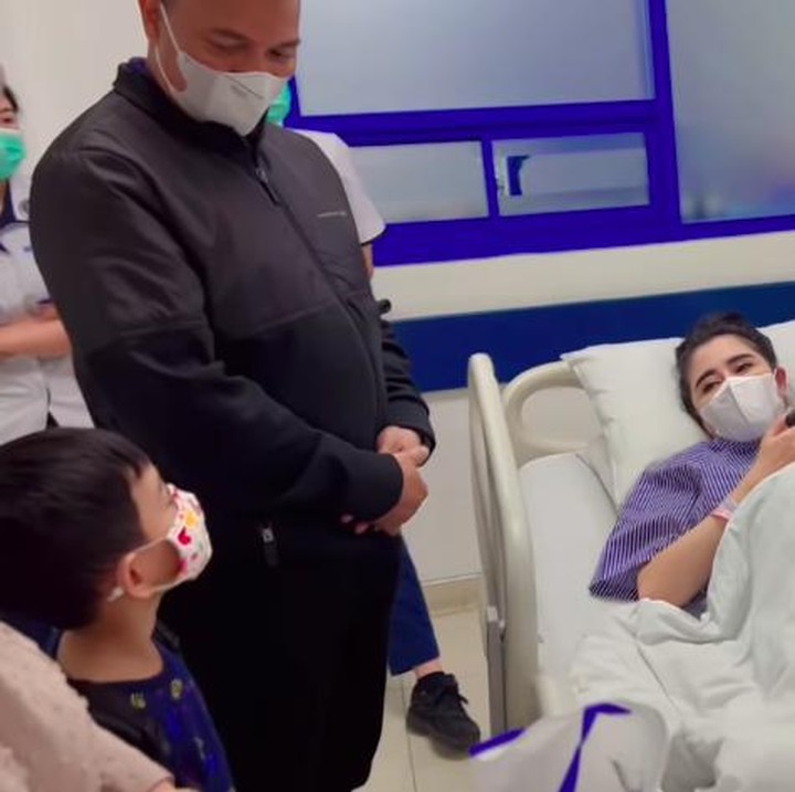 <p>Menurut Uut, kelahiran anaknya kali ini memiliki cerita yang berbeda. Ia awalnya berharap bisa melahirkan anak keduanya secara normal seperti anak pertama. (Foto: Instagram @uutpermatasari)</p>