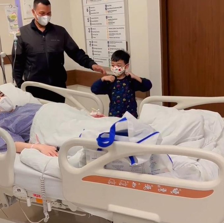 <p>Demi kesehatan dan keselamatan anak, Uut Permatasari pun menjalani persalinan sebagaimana yang disarankan oleh dokter. Operasinya berjalan dengan lancar, anak pertama Uut lahir pada jam 09.15 WIB. (Foto: Instagram @uutpermatasari)</p>