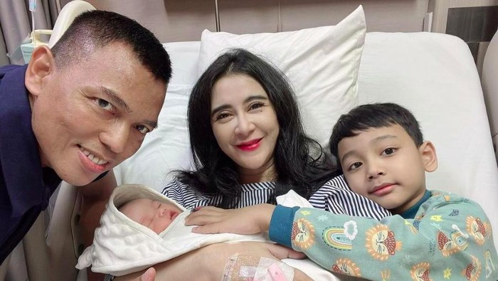 Uut Permatasari Melahirkan