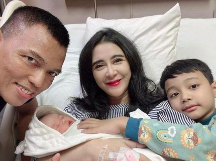 7 Potret Detik-detik Uut Permatasari Melahirkan di Usia 40 Thn, Awalnya Ingin Lahiran Normal